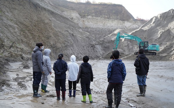 古舞小学校の生徒さんが火山灰採取地を見学