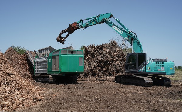 工事で掘り起こした木の根をリサイクル（SDGs）