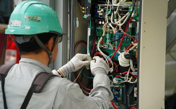 太陽光発電所のパワコンを修理しました